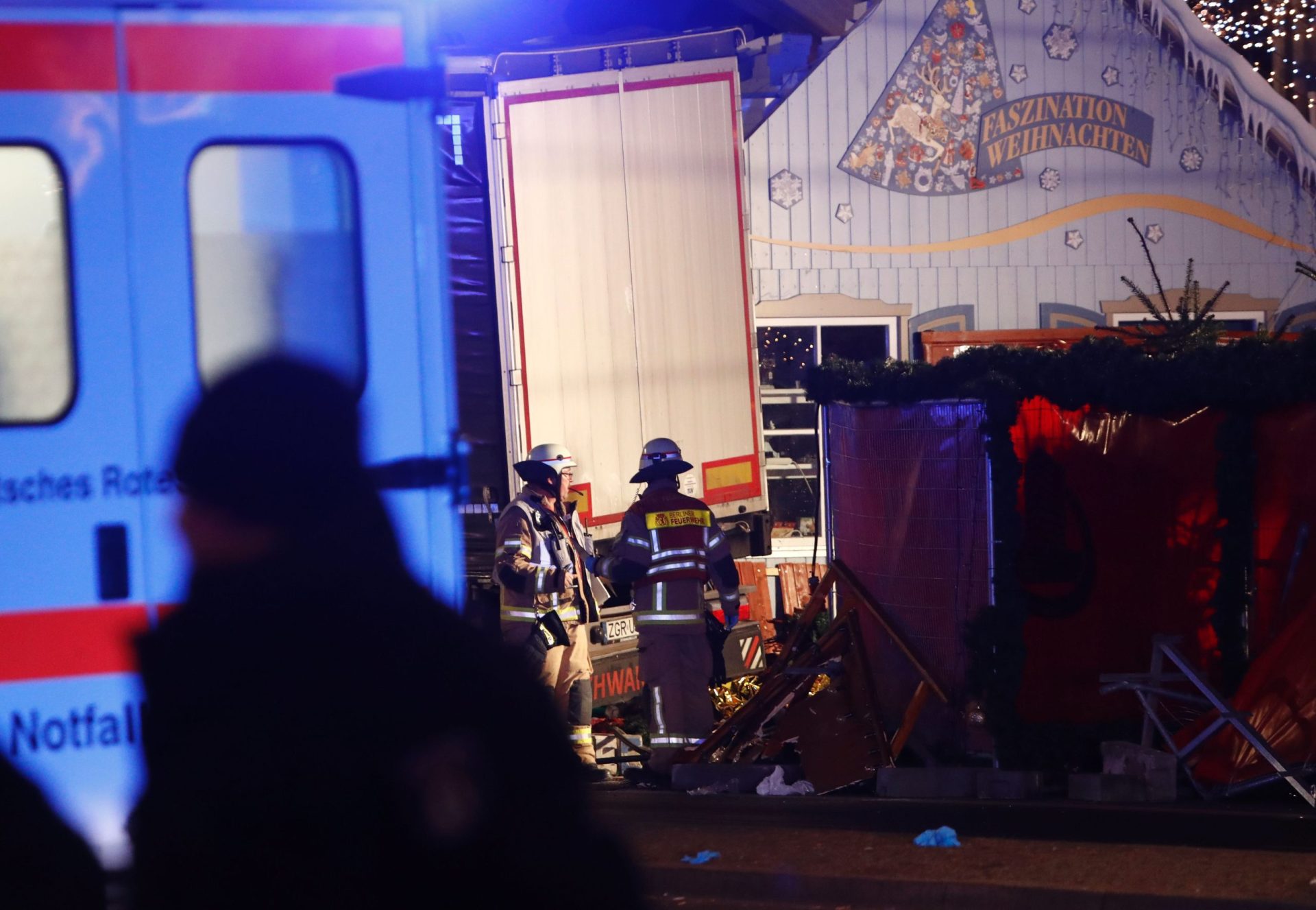 Camião abalroa mercado de Natal em Berlim e faz pelo menos nove mortos