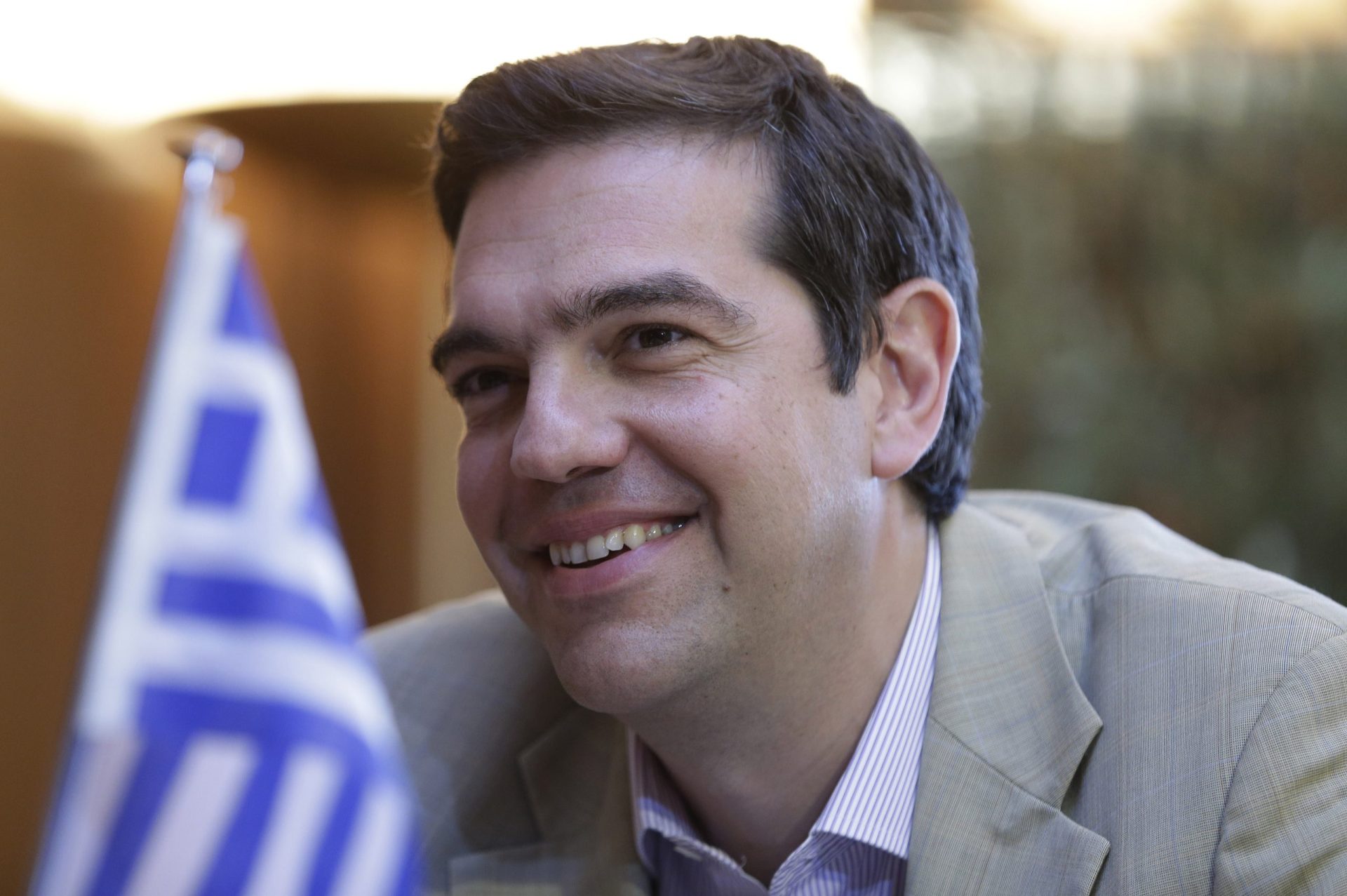 Tsipras defende reforma das pensões mas promete diálogo
