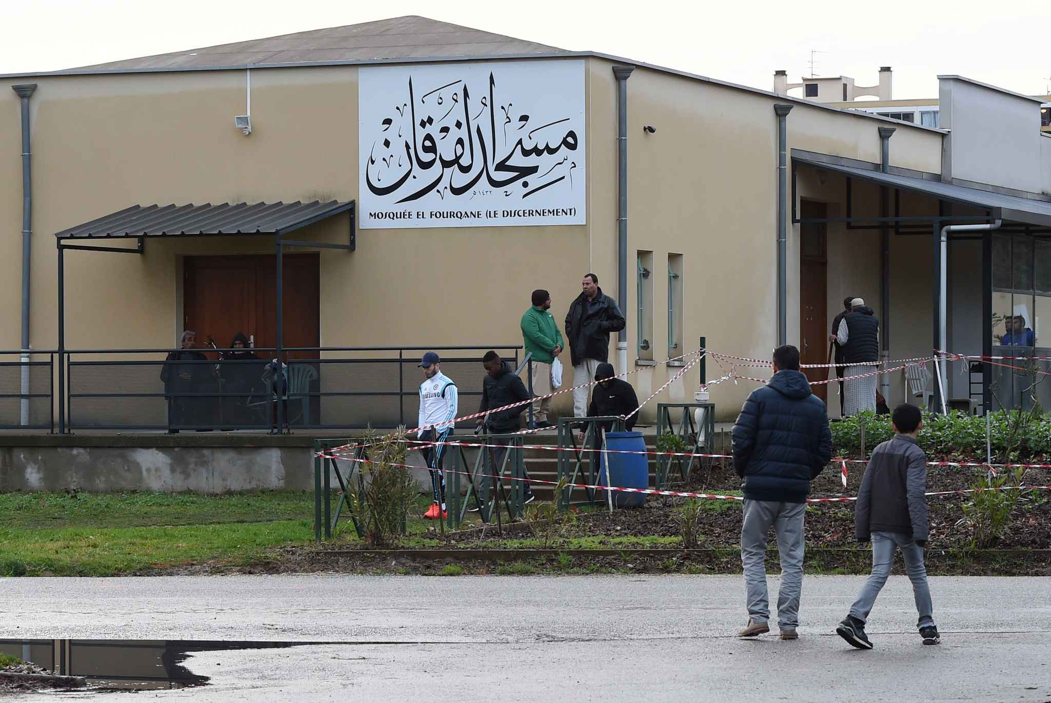 Ataque falhado a soldados que guardavam mesquita em França