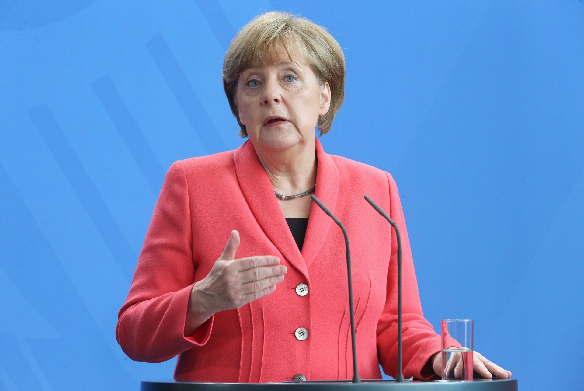 Pacotes suspeitos levam ao encerramento do gabinete de Angela Merkel