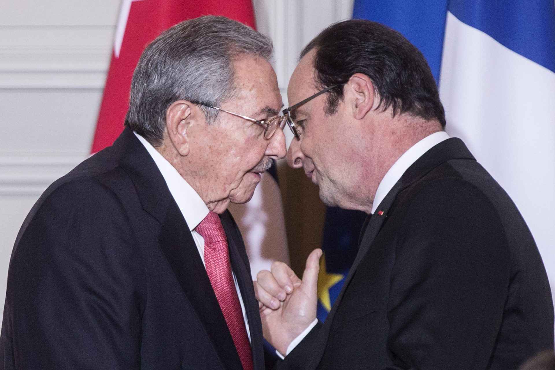 Raul Castro em França para a primeira viagem oficial à Europa