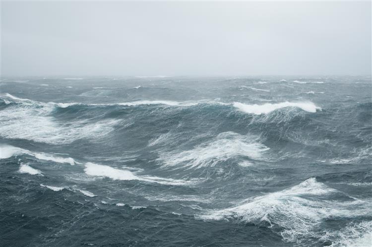 Madeira: Autoridades resgatam 10 homens do mar