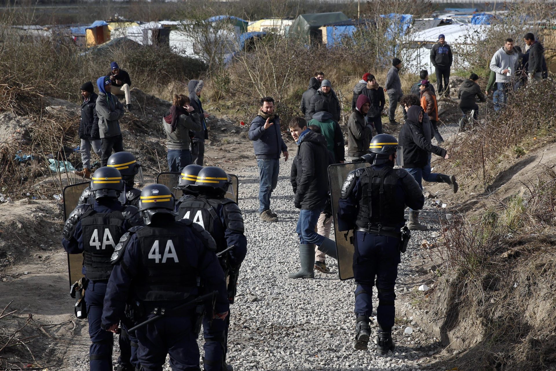 Calais: Refugiados atacaram polícia durante a noite