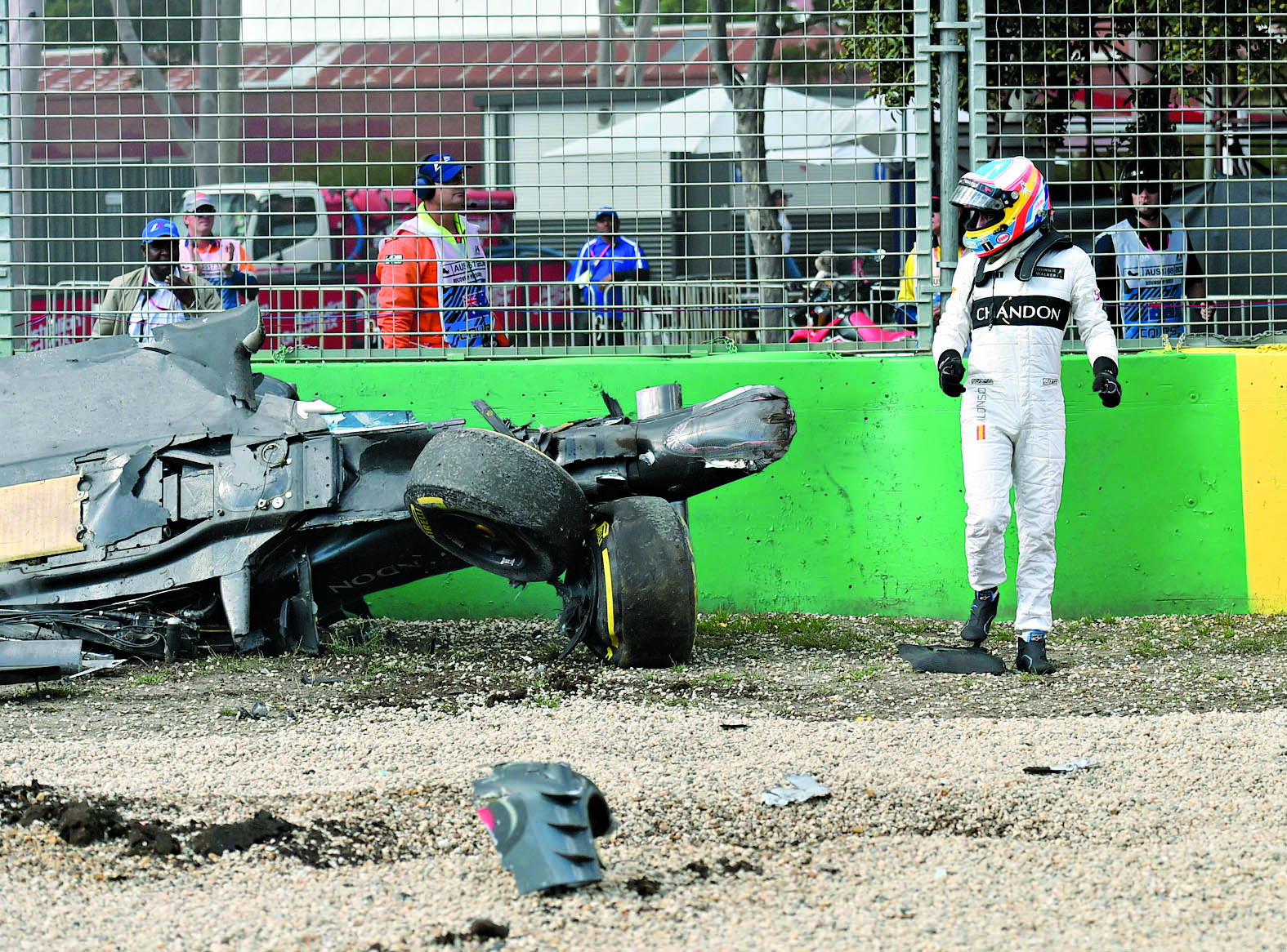 Alonso escapa ileso num acidente a 315 km/h e reabre a discussão das regras de segurança na F1