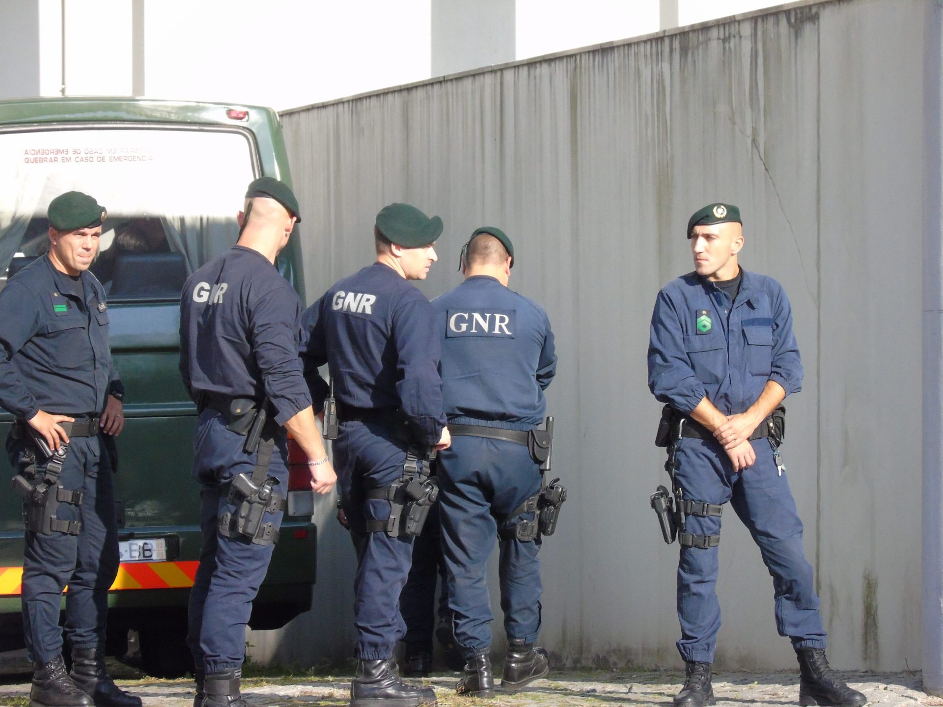 GNR apreende milhares de medicamentos, álcool e vestuário ilegais em Lisboa