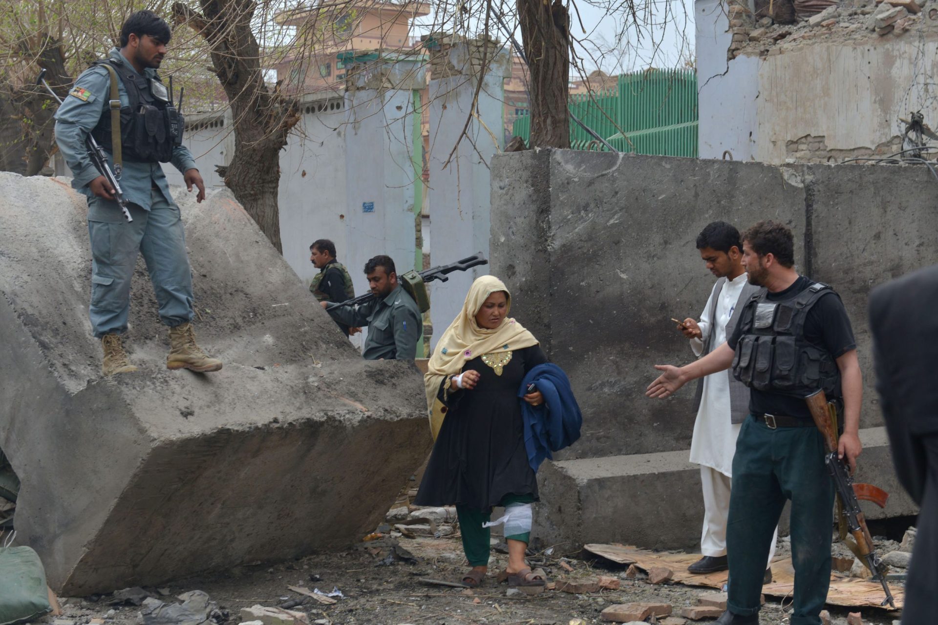 Afeganistão: Pelo menos cinco mortos em ataque contra consulado indiano