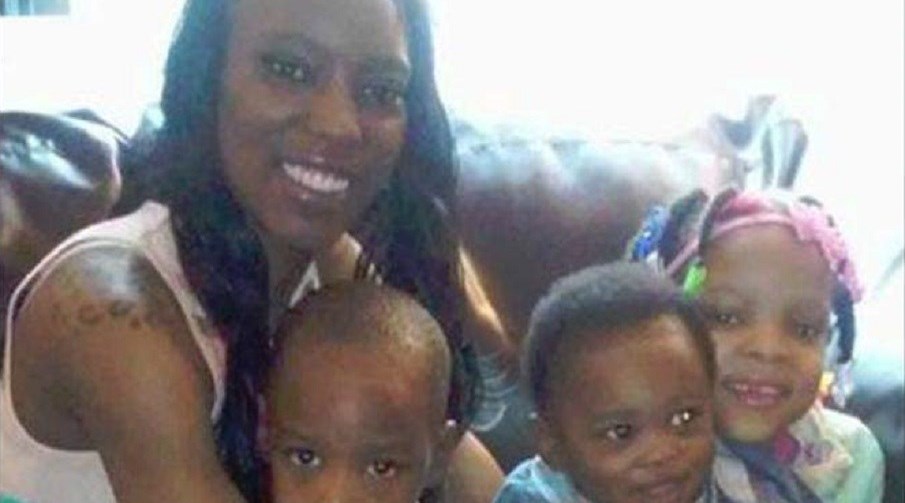 Mulher morta a tiro pelo filho de dois anos