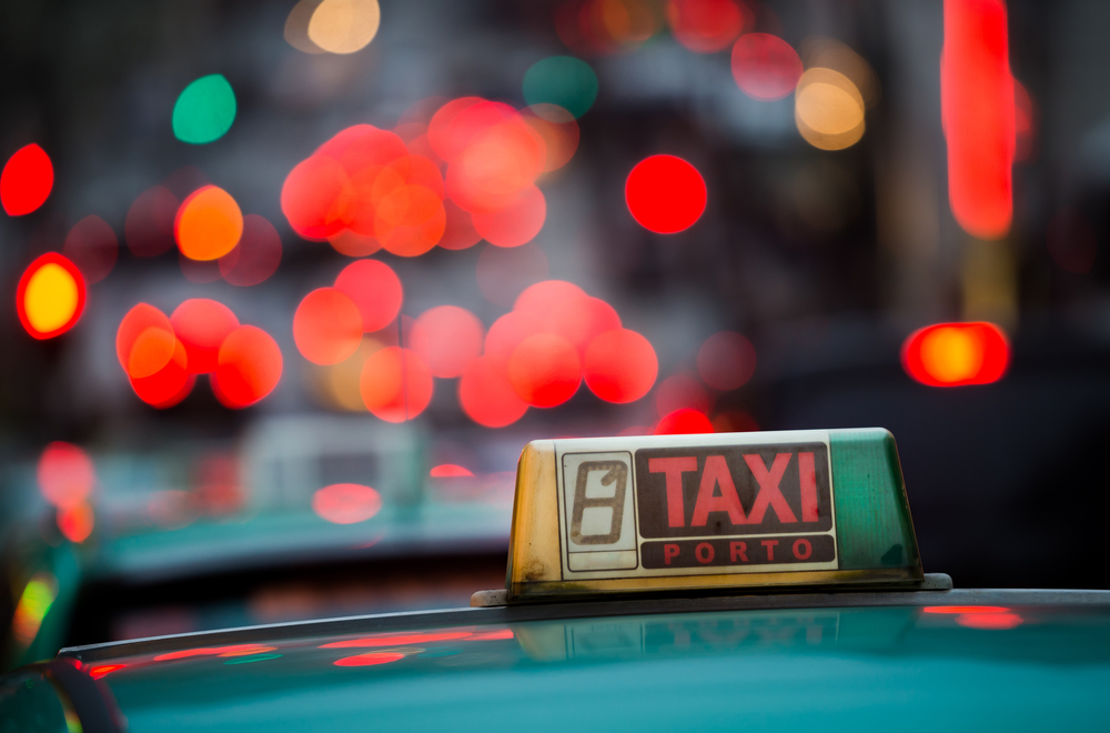 Taxistas confundem carro com Uber e ‘atacam’ viatura