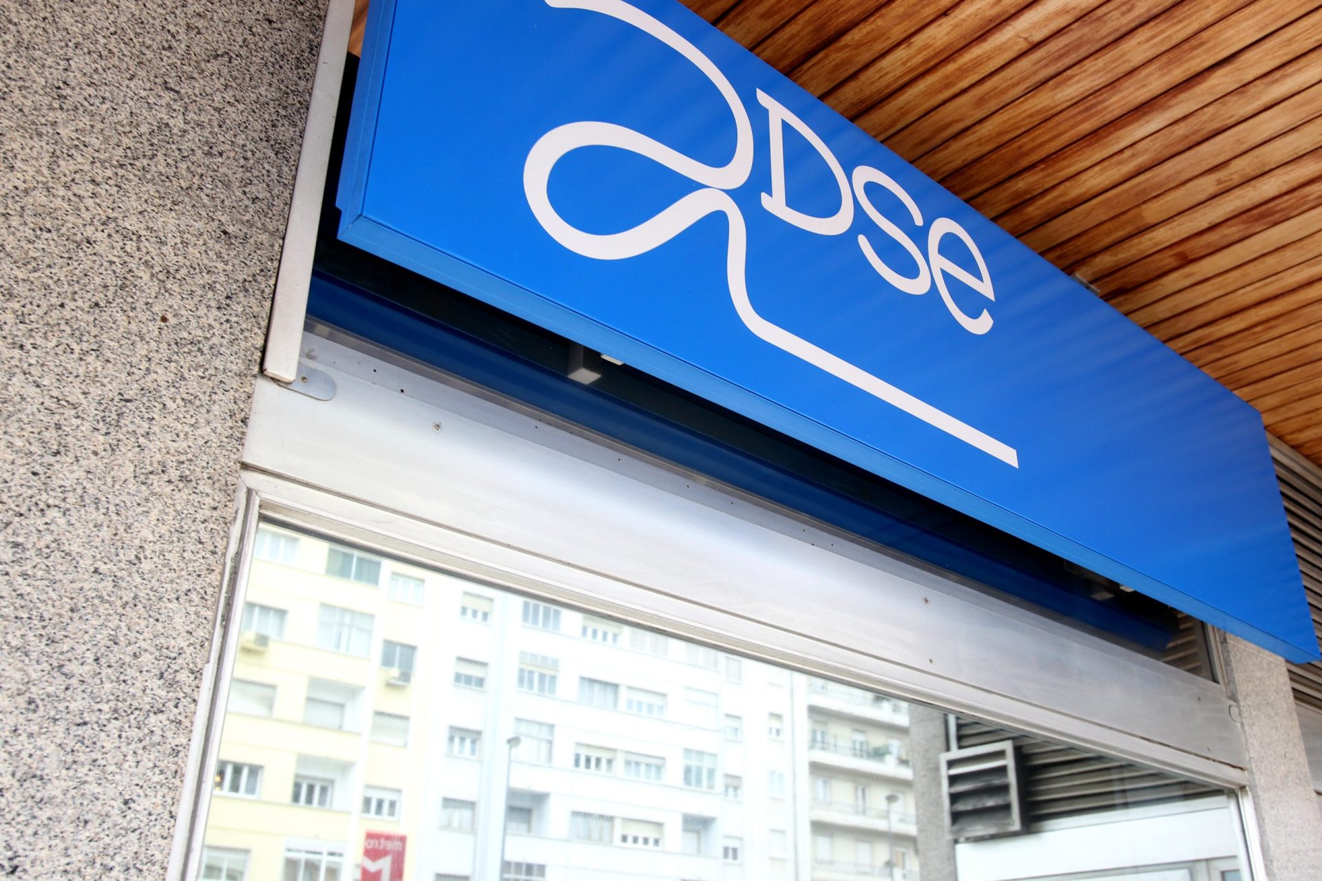 Beneficiários da ADSE passam a pagar até 200 euros na colocação de próteses