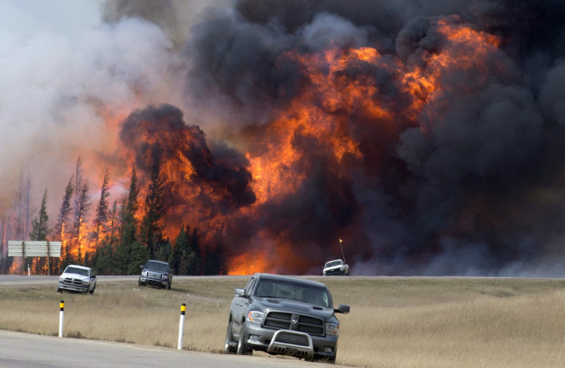 Canadá: Incêndio leva à evacuação dos campos de exploração petrolífera