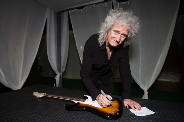 Guitarra assinada por Queen e Adam Lambert leiloada por 9 mil euros