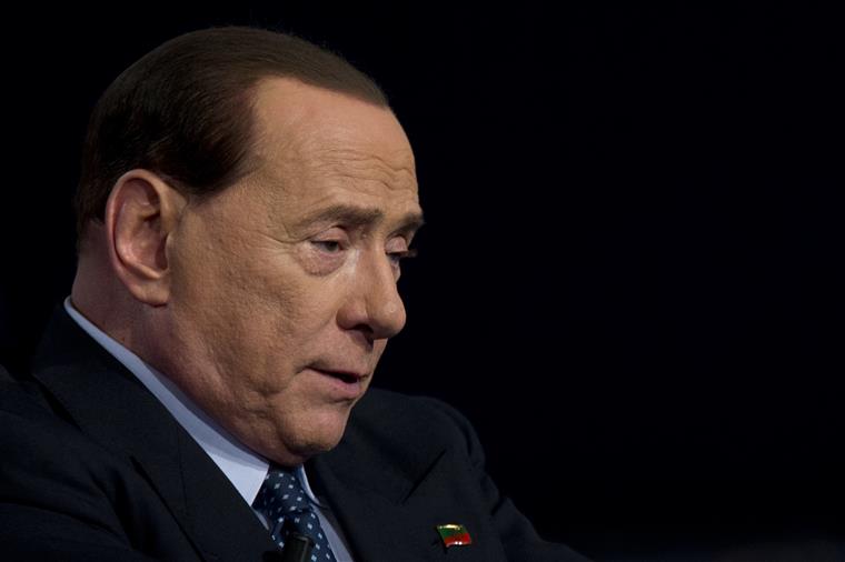 Operação de Berlusconi ao coração decorreu “sem complicações”