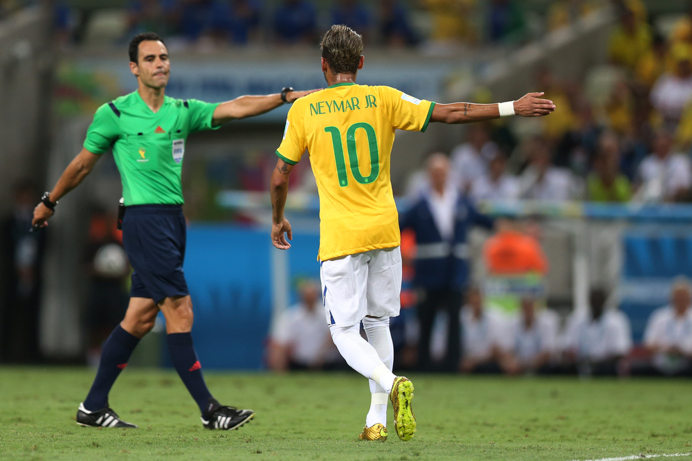 O árbitro do Portugal-Croácia não viu a agressão a Neymar que o tirou do Mundial