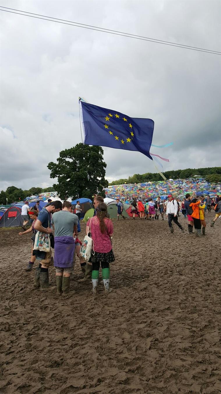 Brexit. Em Glastonbury, o chão é da lama e o céu das bandeiras