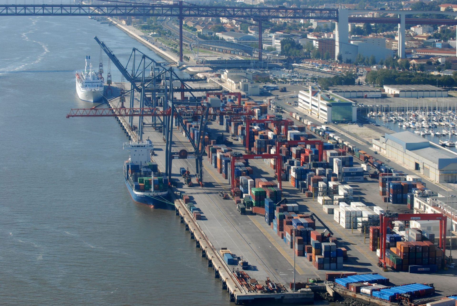 Operadores e estivadores do Porto de Lisboa assinam novo acordo