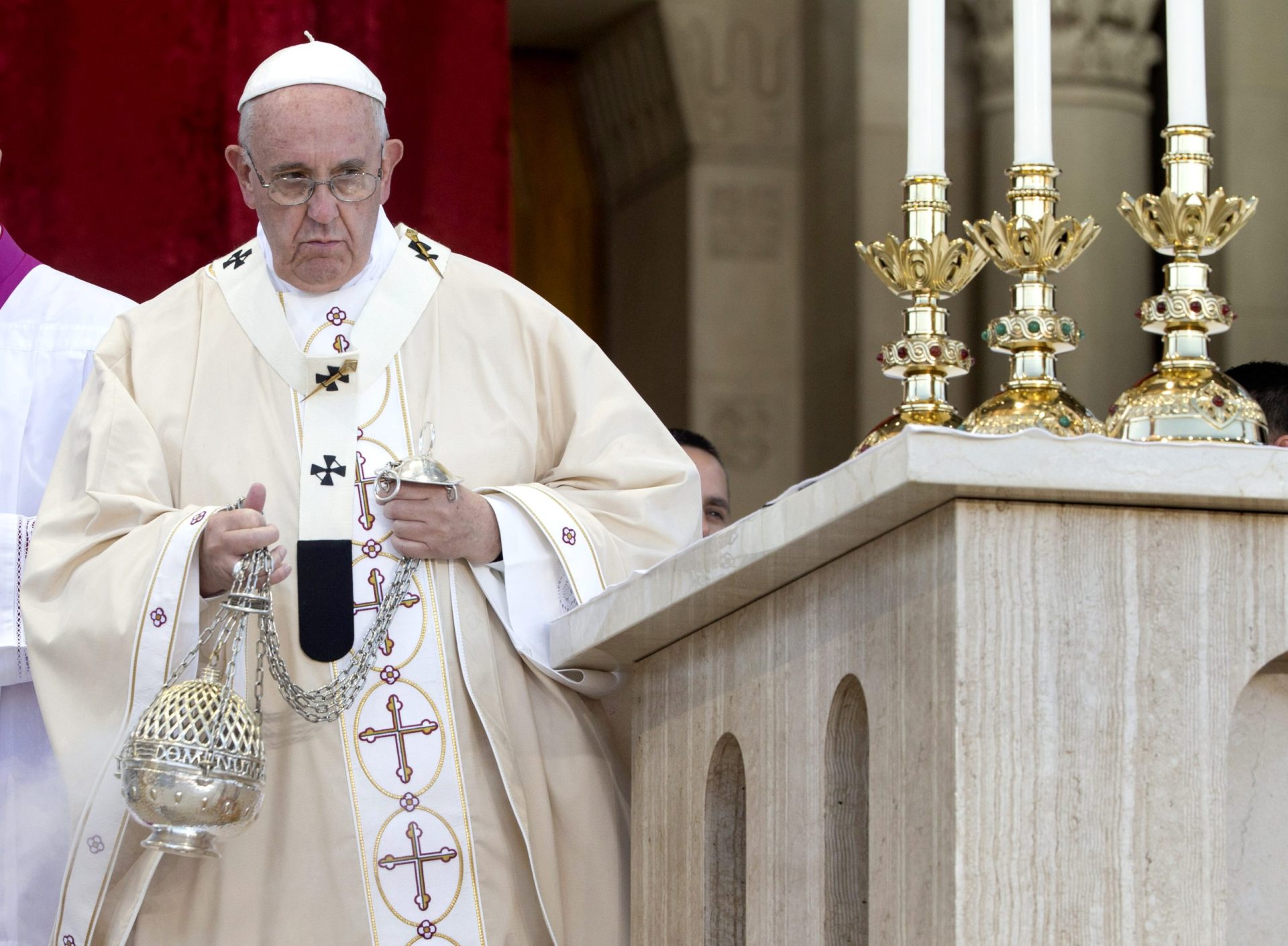 Papa Francisco cai na visita à Polónia. Veja o vídeo