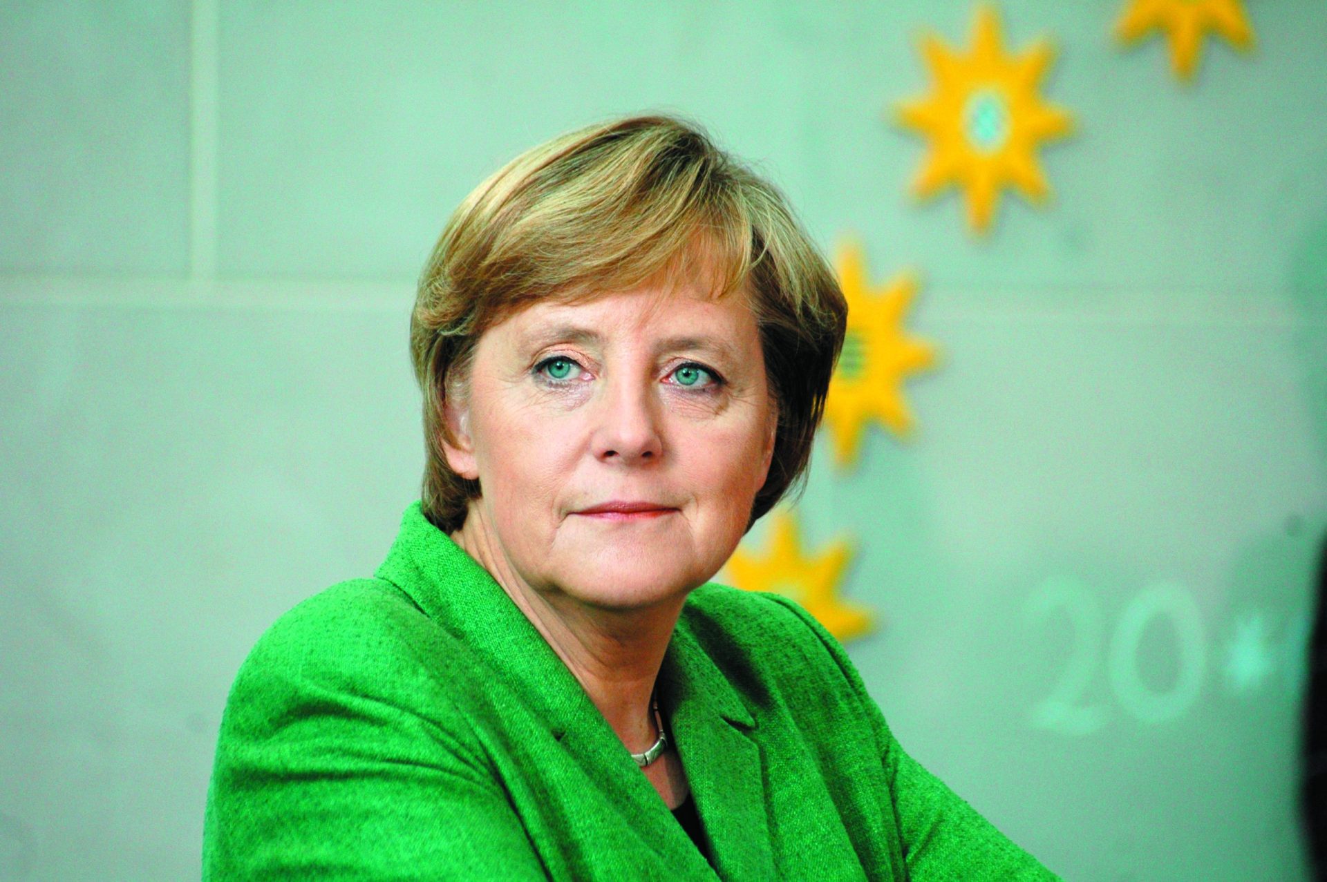 Atentados. Merkel não vai alterar política de refugiados