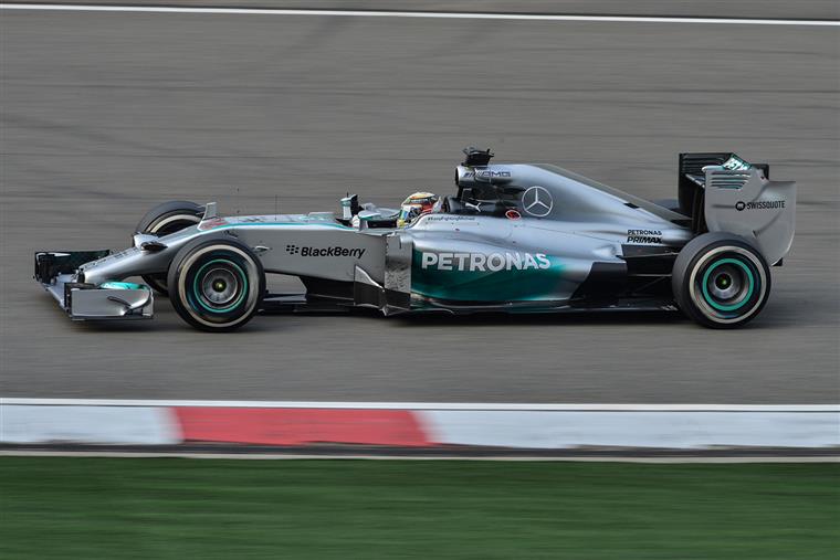 Lewis Hamilton vence na Alemanha e aumenta vantagem