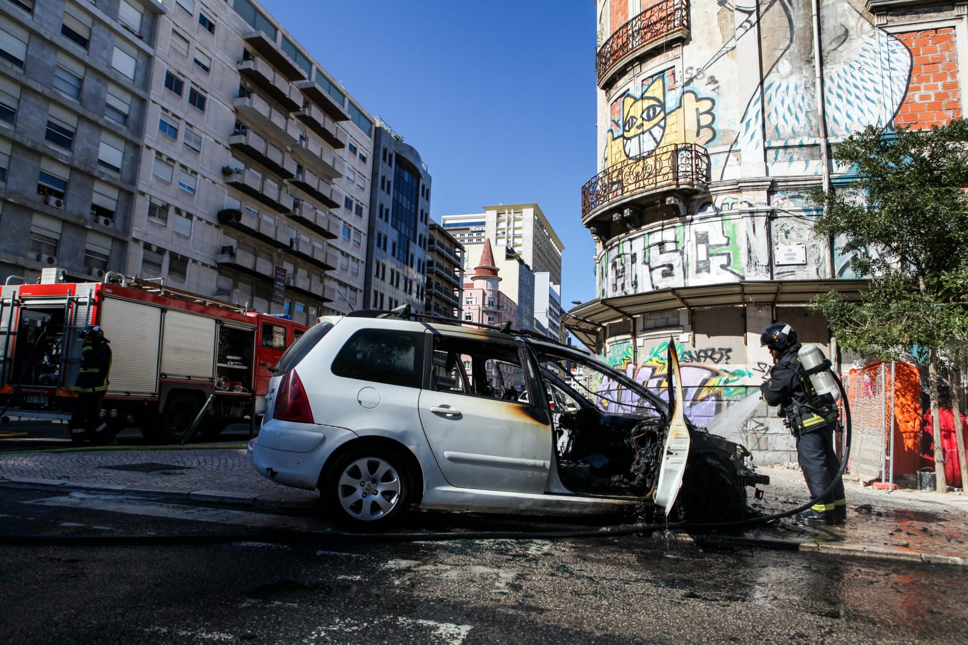 Viatura incendeia-se na Avenida Fontes Pereira de Melo