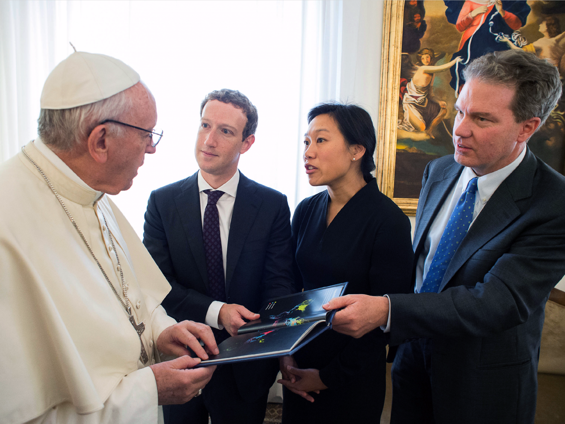 A prenda (muito) atual de Zuckerberg ao papa Francisco
