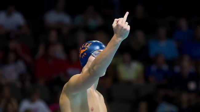 Nadador canadiano levanta dedo do meio ao pai antes do início de cada prova