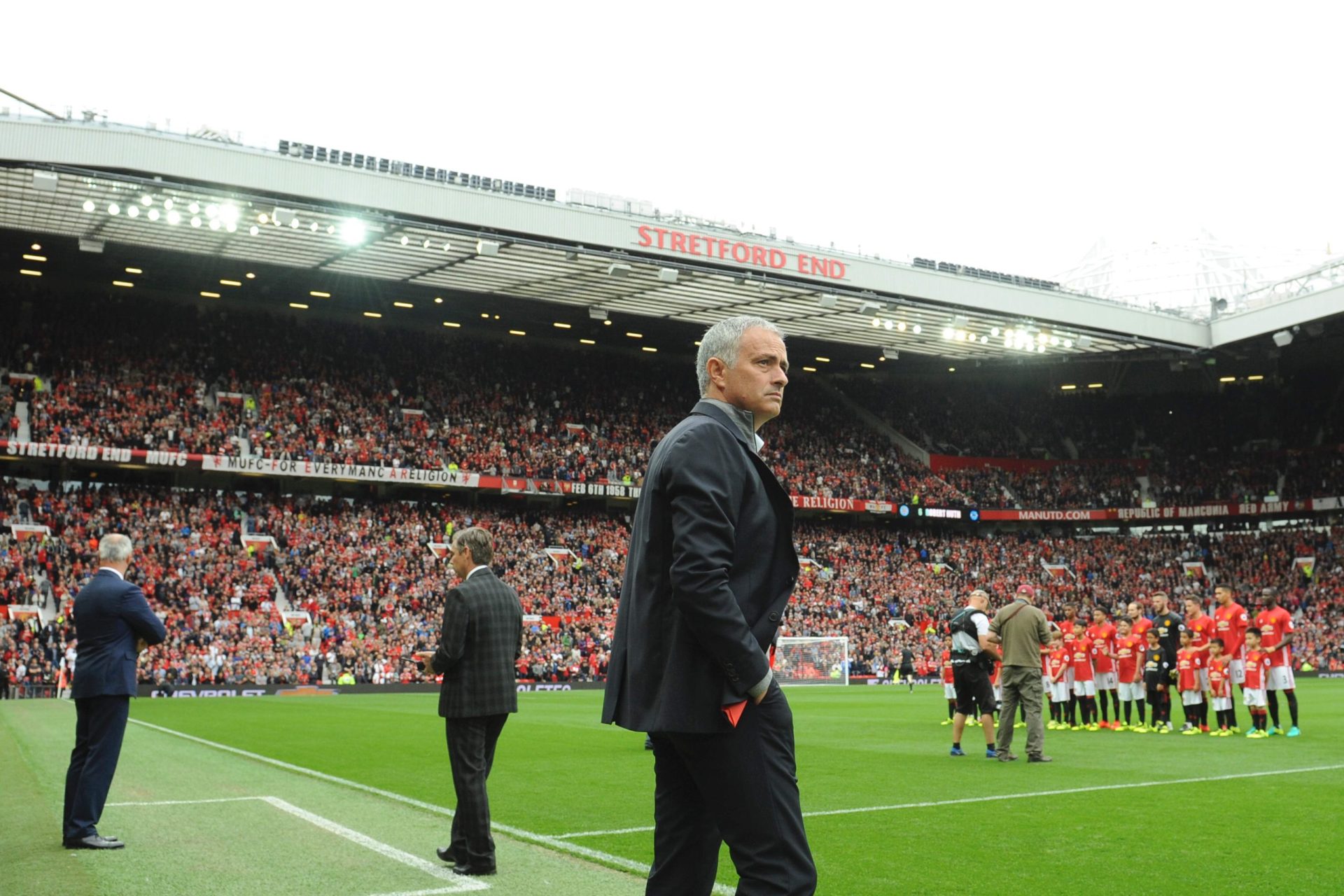 Manchester United de Mourinho volta às vitórias com goleada ao campeão