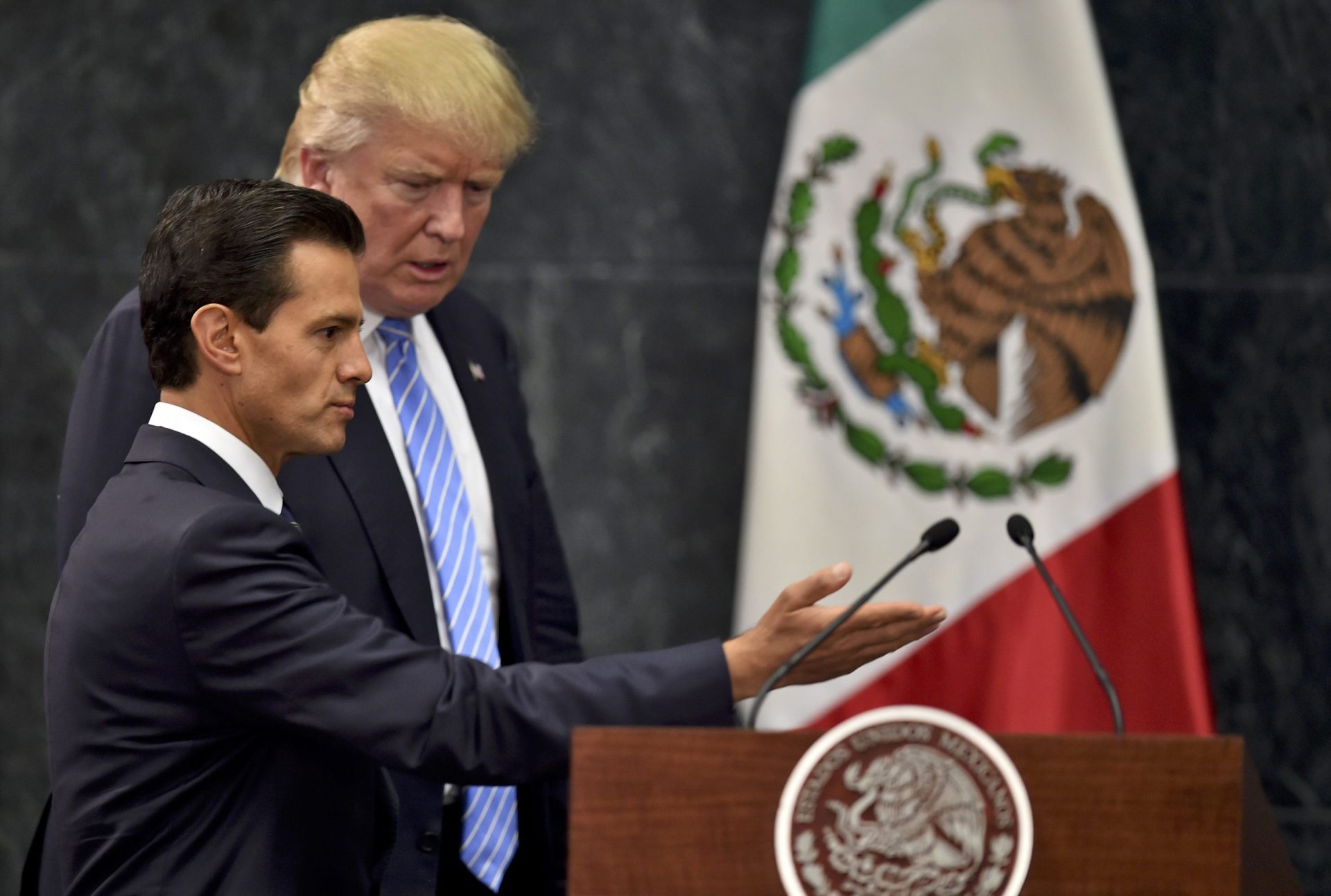 A moderação de Trump não resistiu  a uma viagem ao México