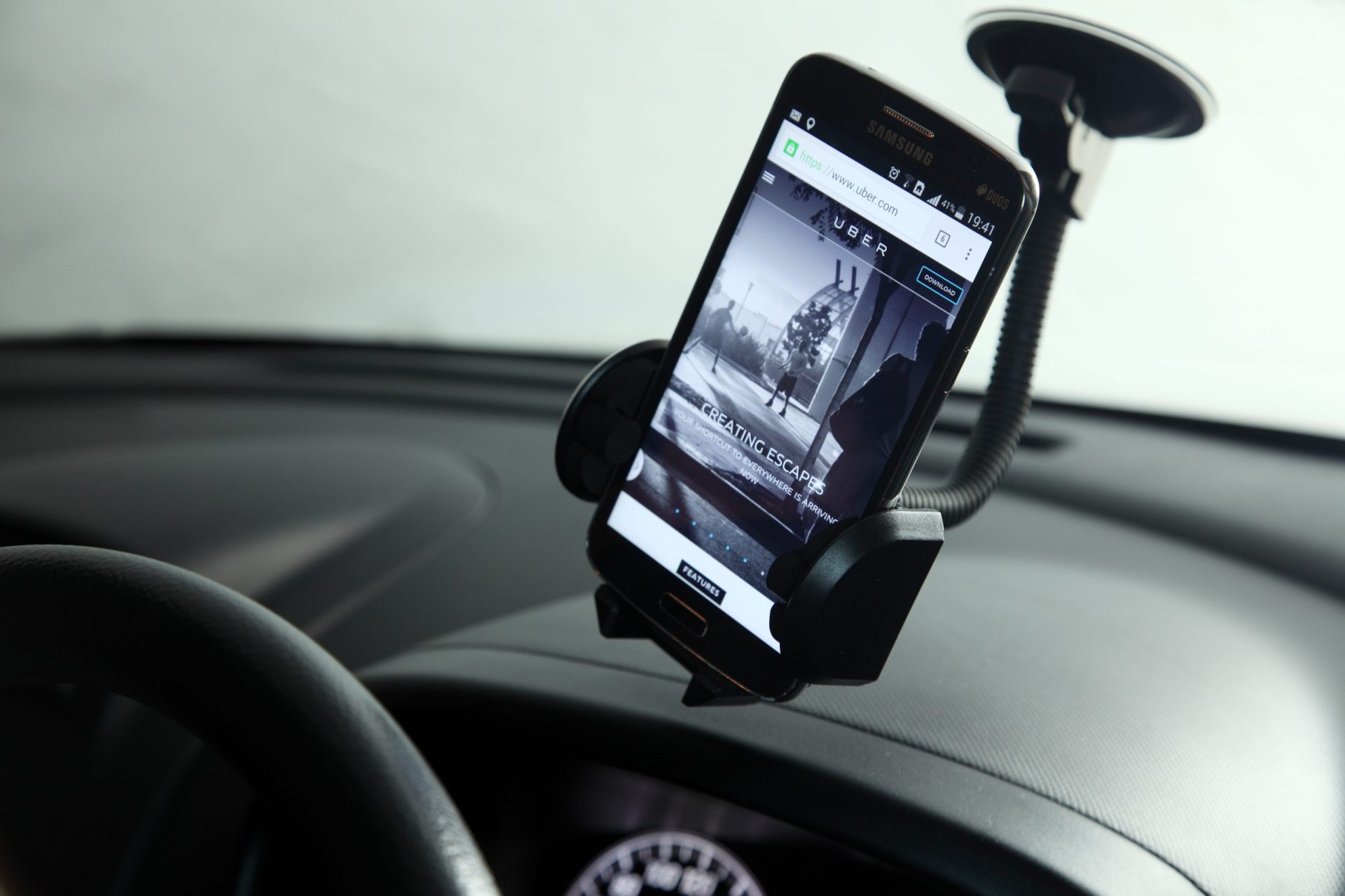 Governo garante que vai legalizar Uber e Cabify até ao final do ano