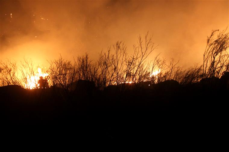 Estão pelo menos 15 estradas cortadas por causa dos incêndios