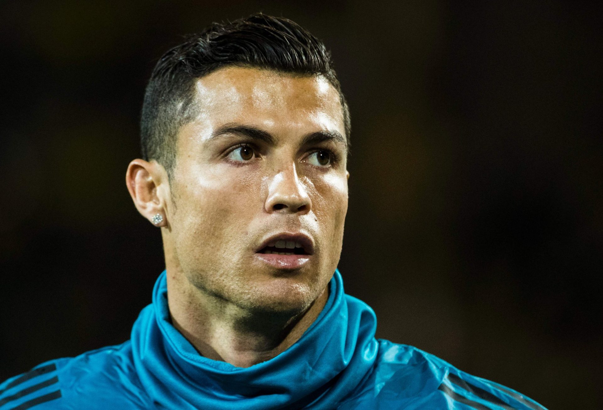 Ronaldo pontapeia bola contra jornalistas | Vídeo