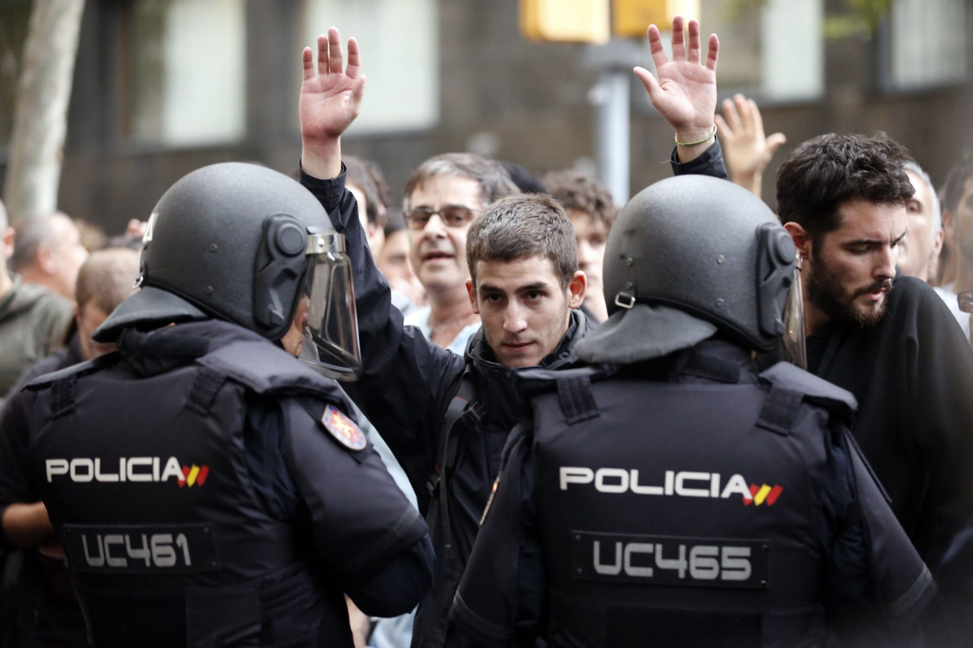 Centenas de feridos na Catalunha, onde o referendo avança a meio gás contra a violência policial