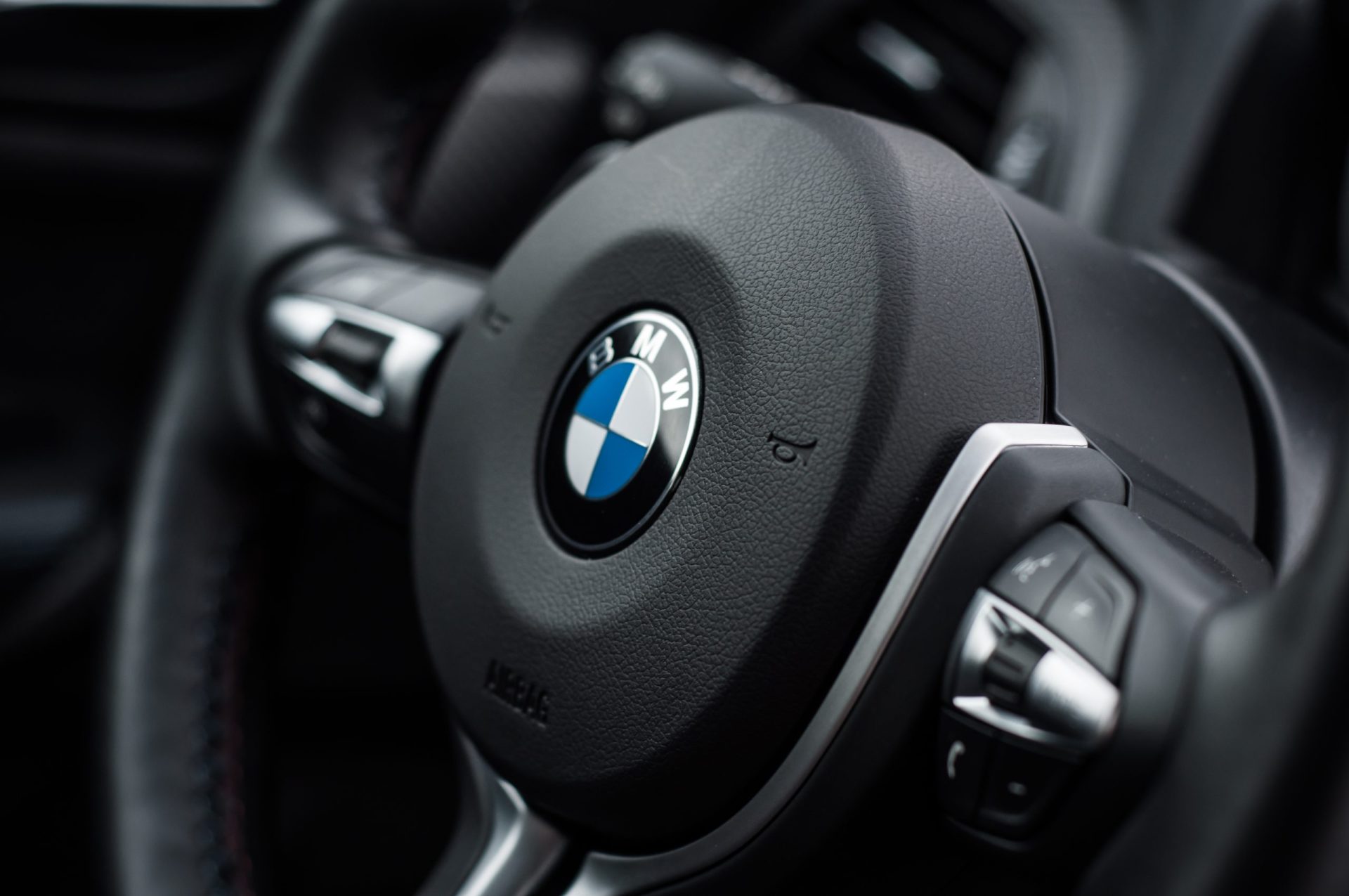 Imagens mostram ladrões a roubar BMW em menos de dois minutos (VÍDEO)