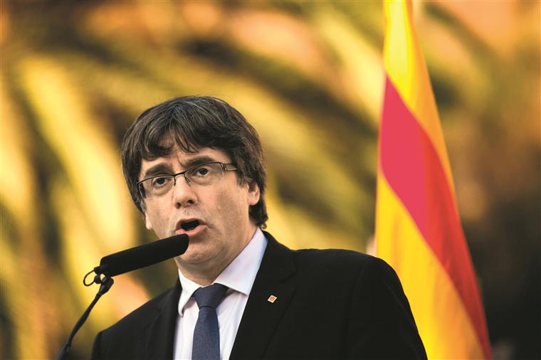 Puigdemont ameaça declarar independência da Catalunha se Rajoy não aceitar diálogo