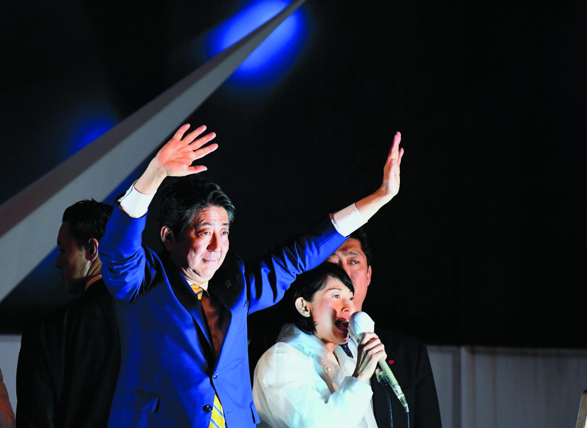 Japão. Abe triunfa e vê-se mais perto de mudar a Constituição