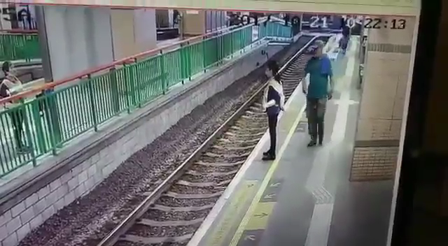 Hong Kong: Homem empurra mulher para a linha de comboio [vídeo]