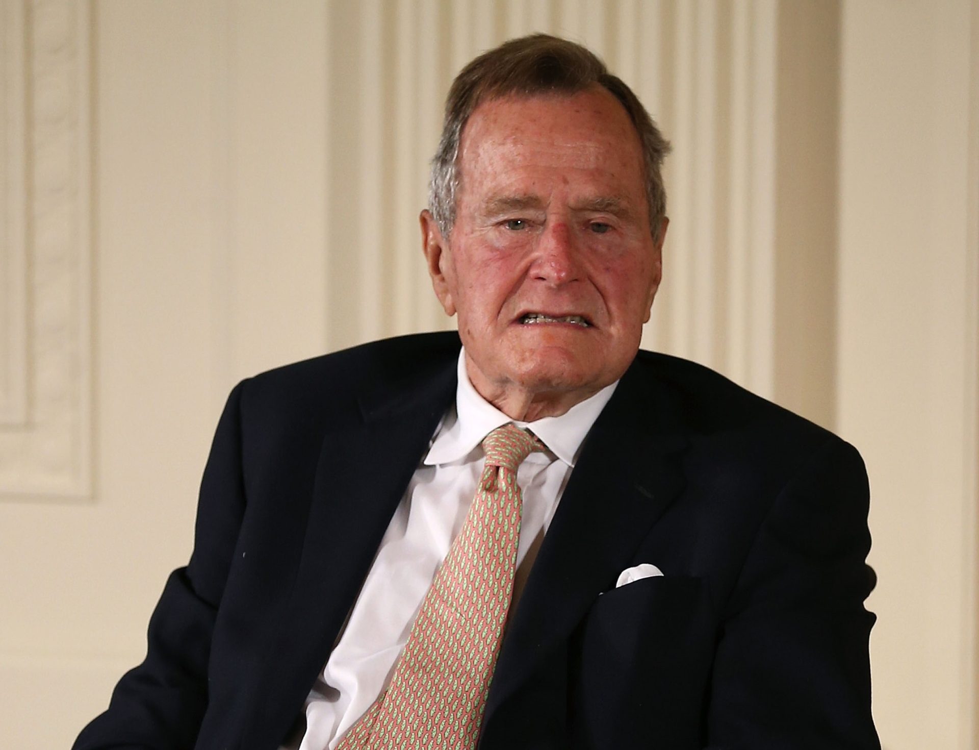 George H. W. Bush acusado de assédio sexual