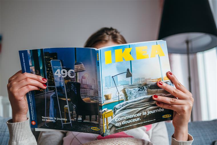 Ikea pede desculpa por anúncio que goza com mulheres solteiras | VÍDEO