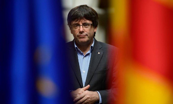 Puigdemont não convoca eleições e será o parlamento catalão a decidir