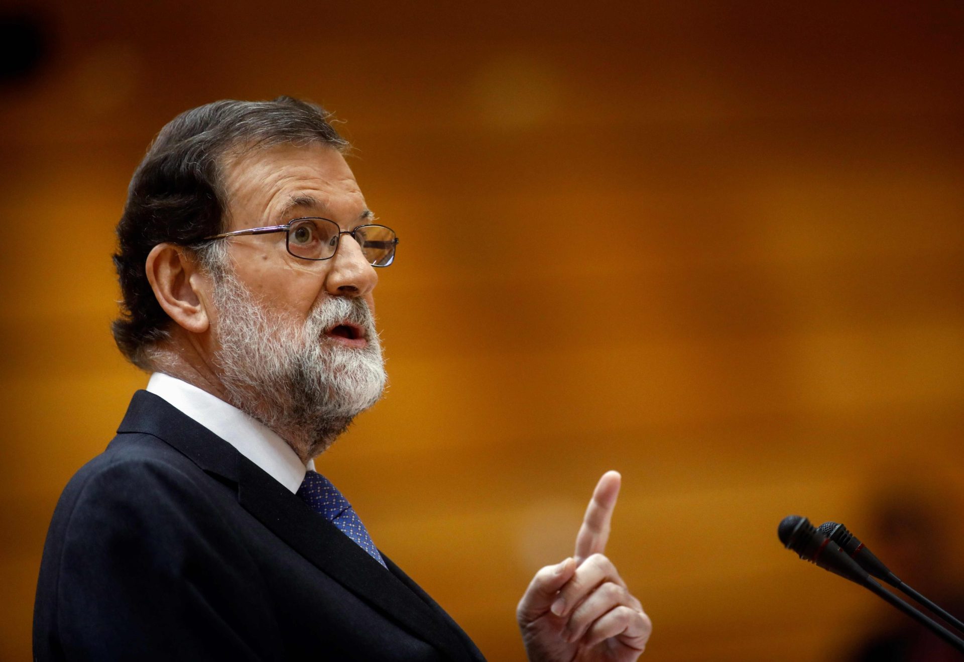 Rajoy dissolve governo catalão e marca eleições para 21 de dezembro