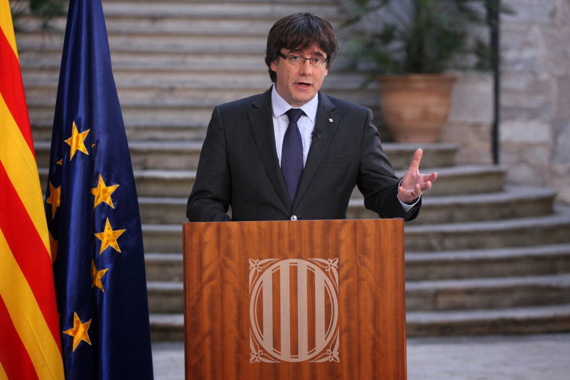 Puigdemont rejeita entregar a Catalunha ao governo de Madrid