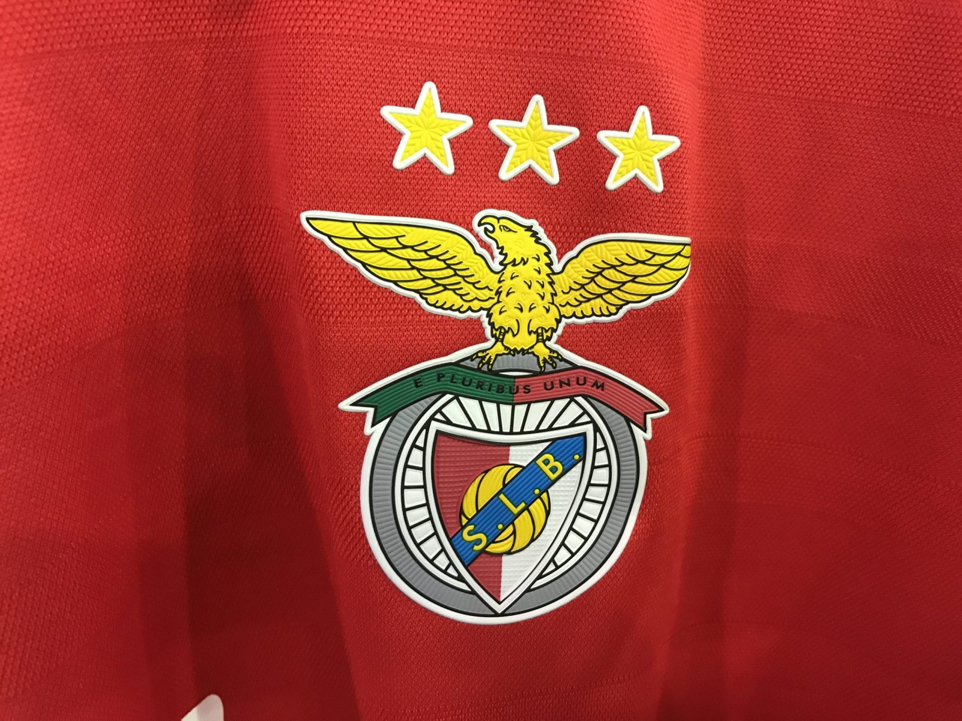 Ex-jogador do Benfica foi cumprimentar a equipa em Manchester | VÍDEO