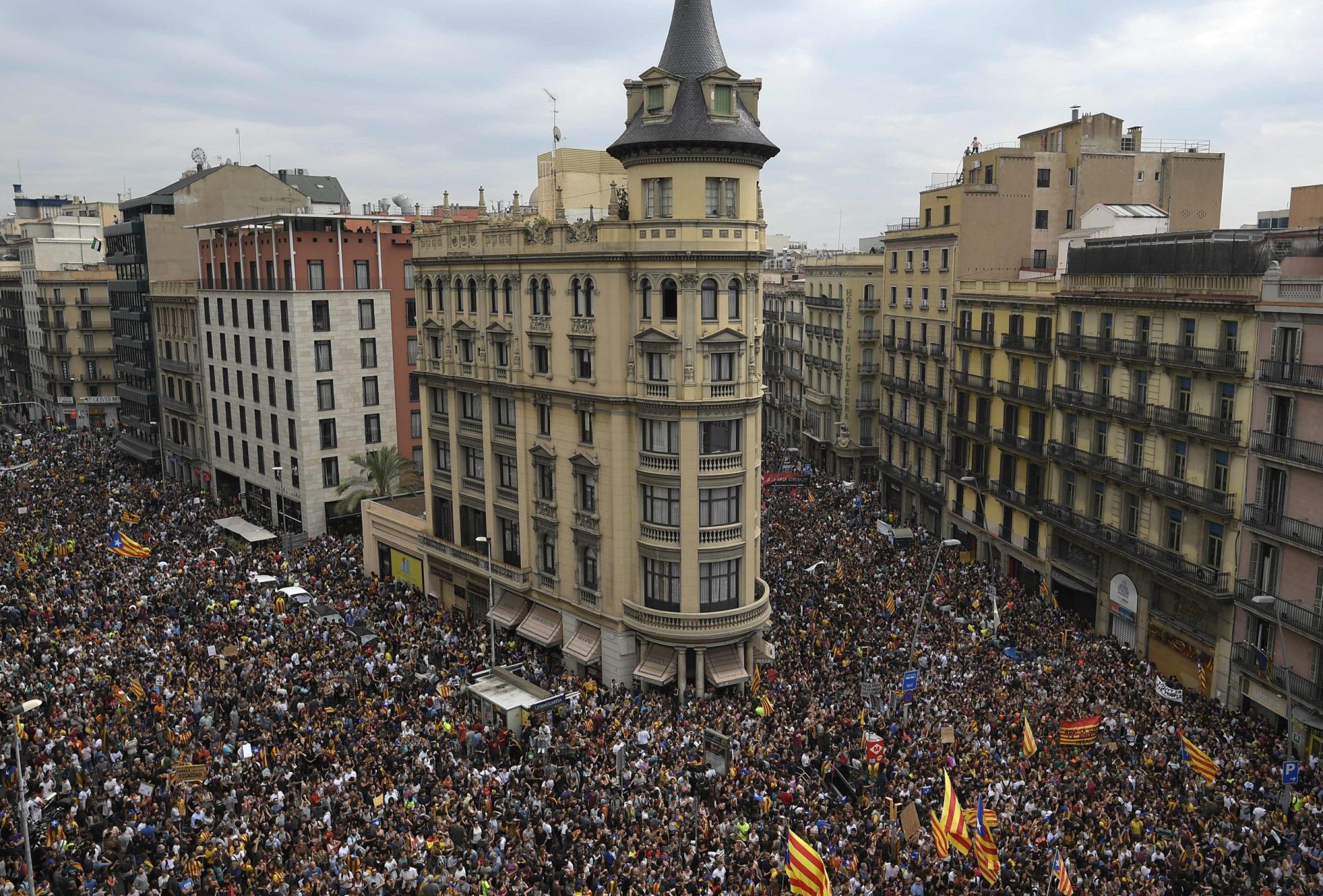 Greve geral contra as cargas policiais paralisa Catalunha