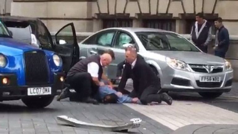 Polícia detém suspeito após carro ter atropelado várias pessoas em Londres