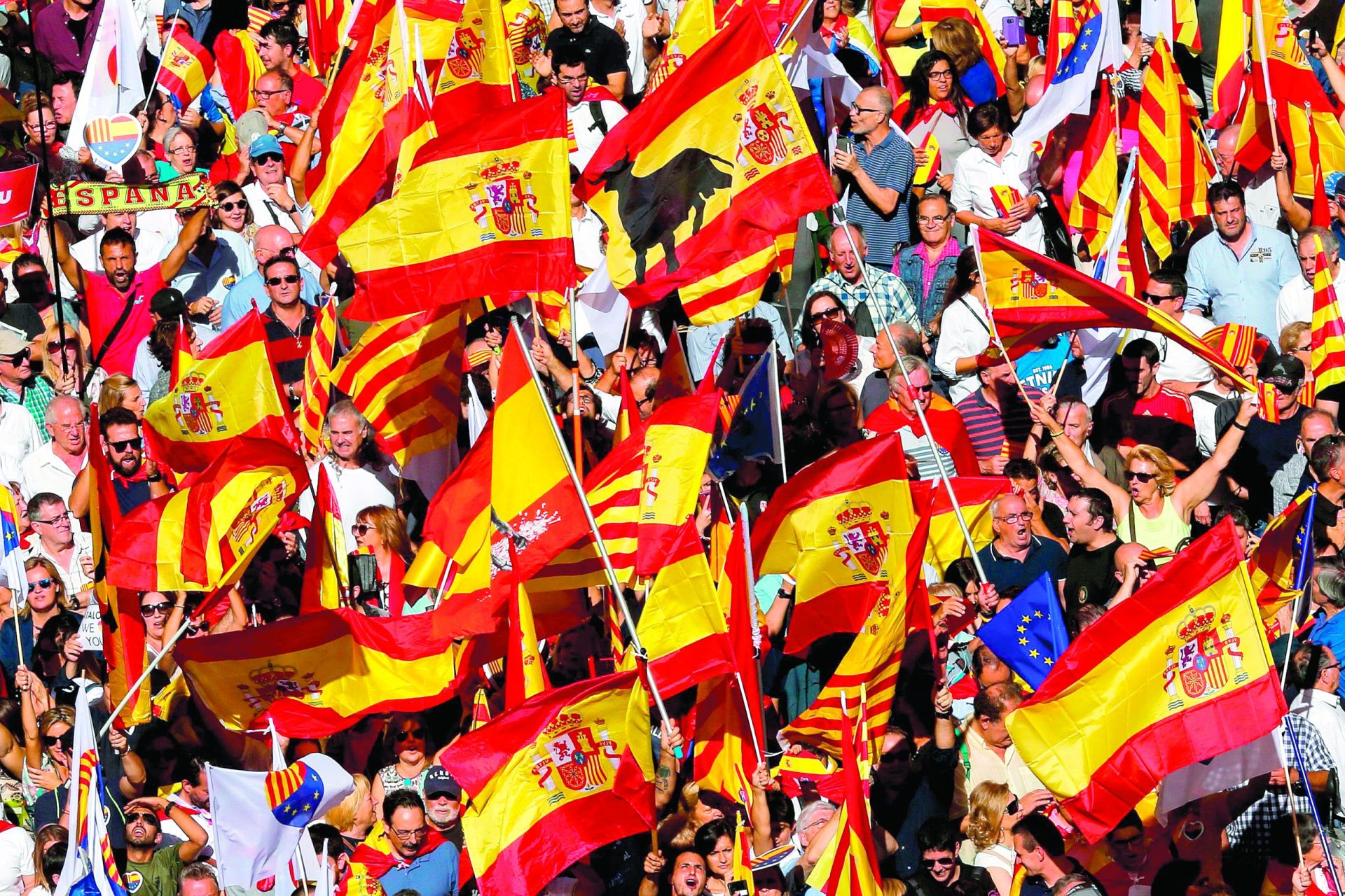 Catalunha. Espanholistas invadem as ruas de Barcelona