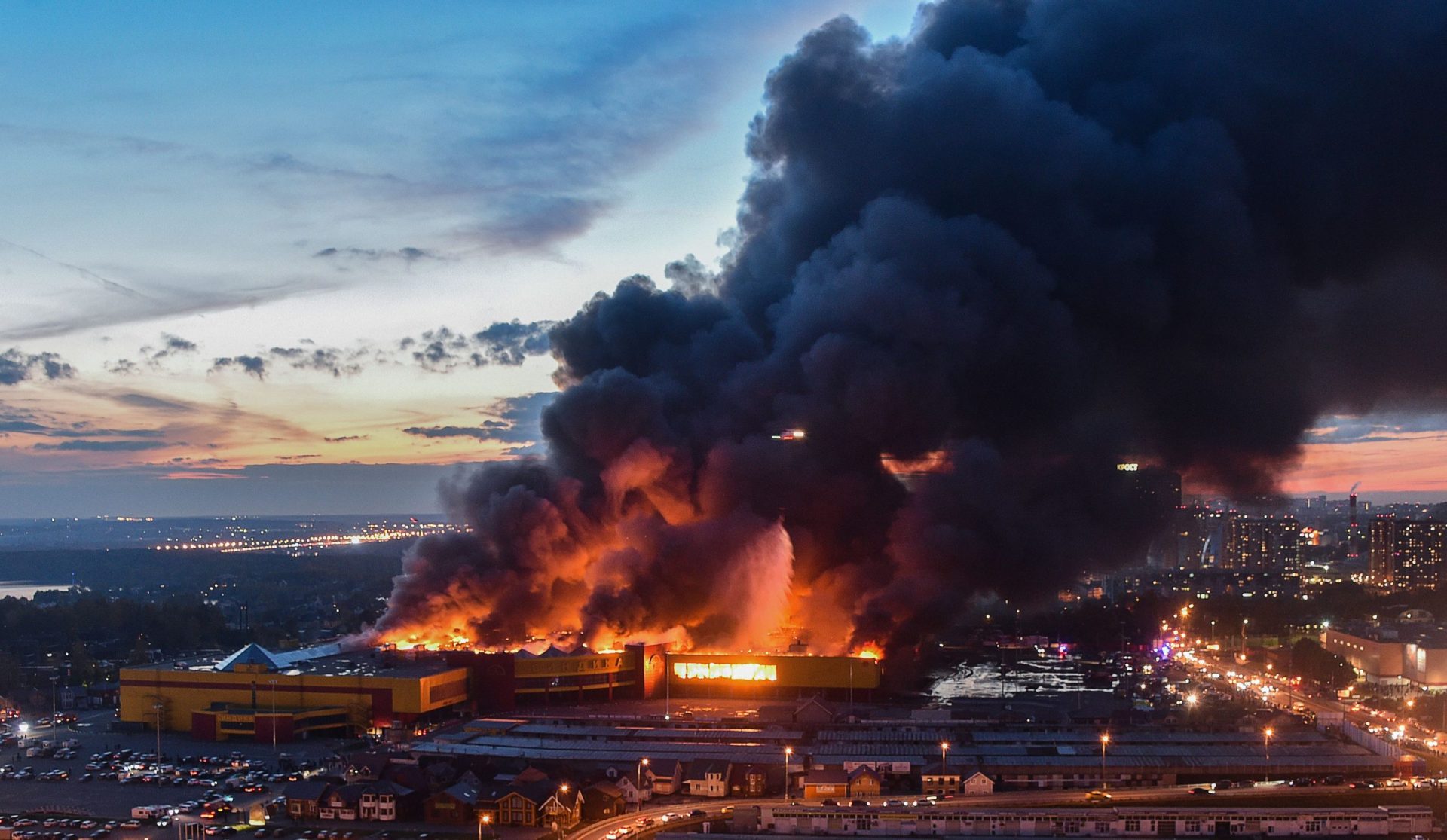 Moscovo. Três mil pessoas retiradas de centro comercial em chamas