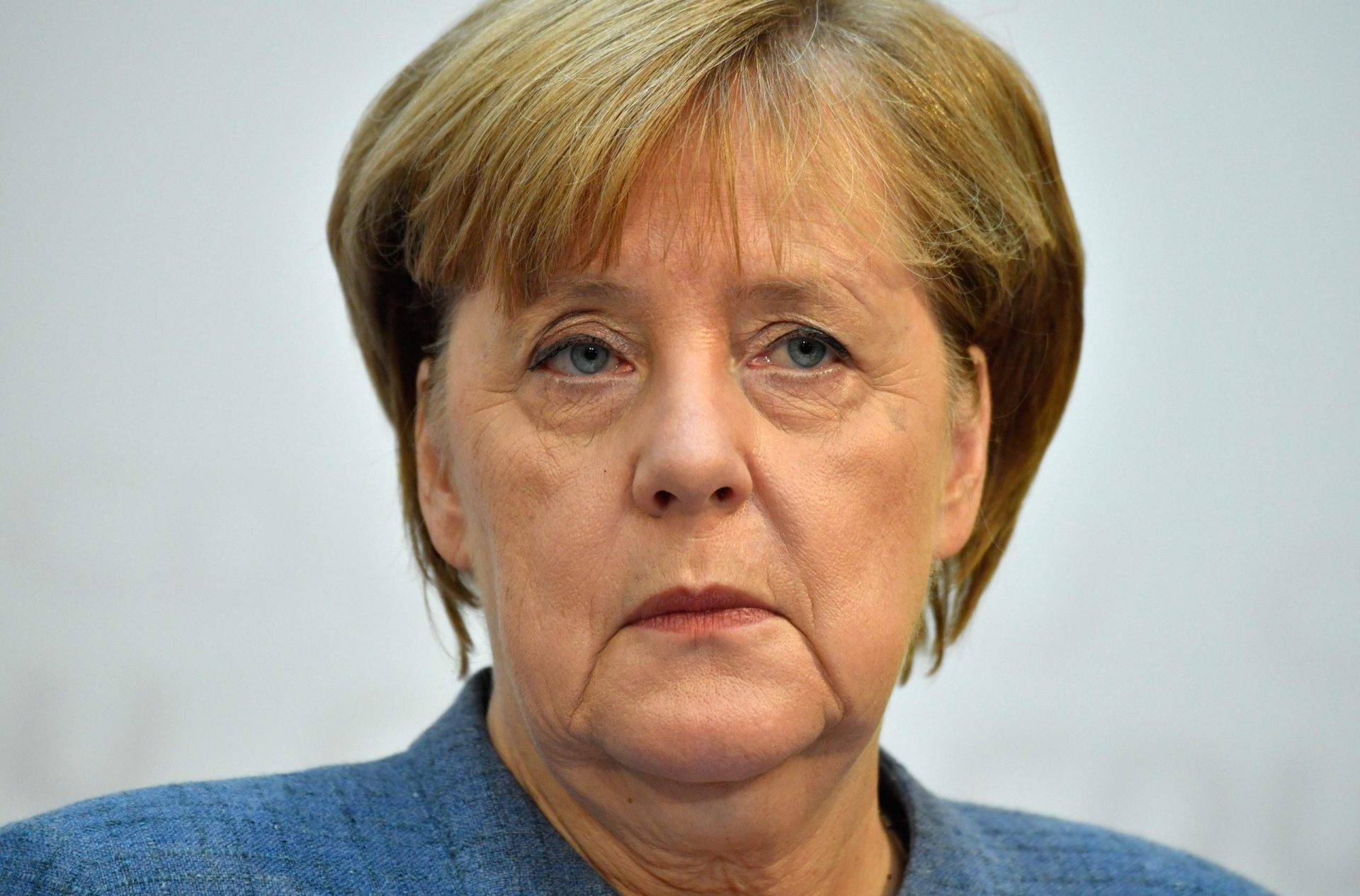 Alemanha. Merkel caminha, mas ainda não masca pastilha