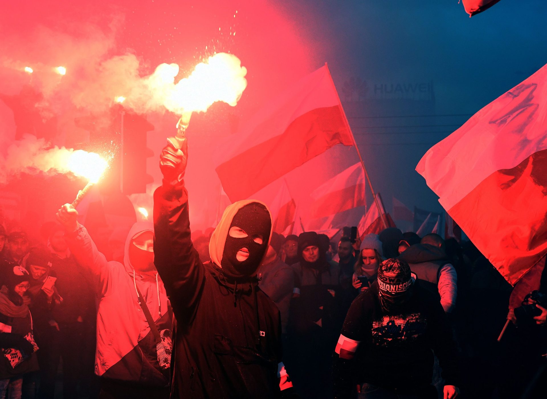 Polónia.  Extrema-direita avança pelas ruas com cânticos xenófobos