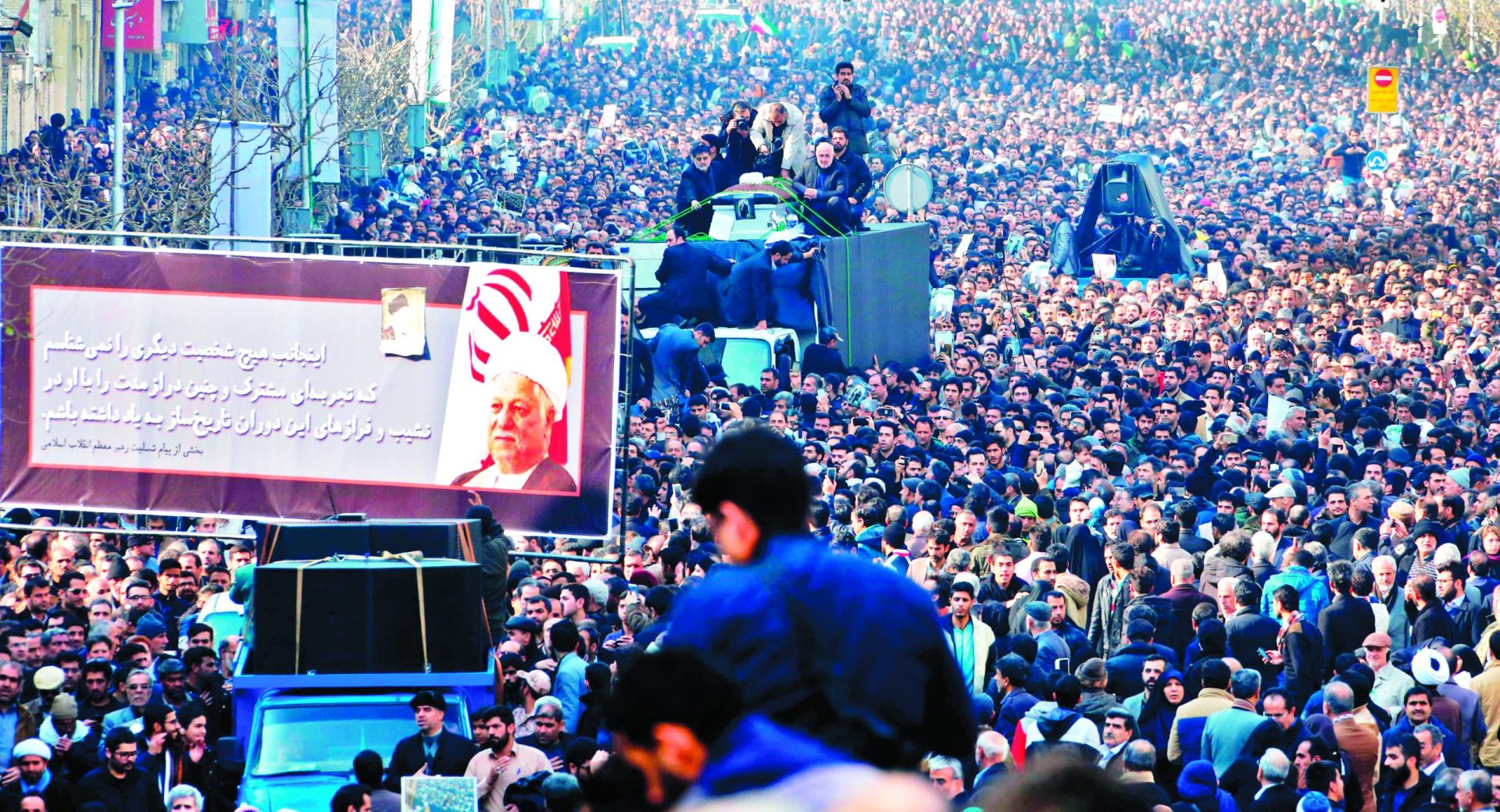 Irão. Centenas de milhares no funeral do ex-presidente Rafsanjani