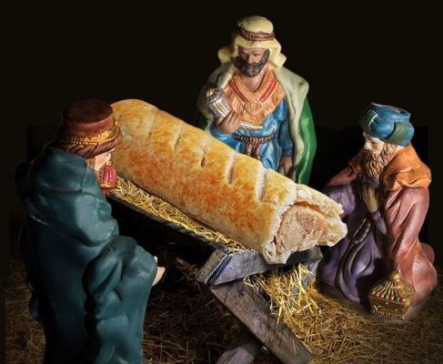 Menino Jesus substituído por folhado de salsicha no presépio