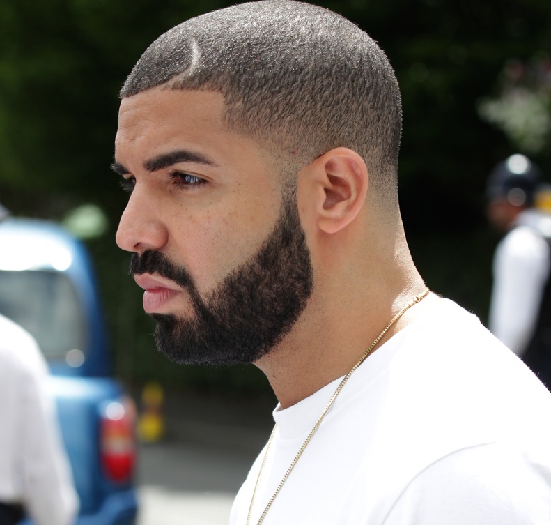 Drake: “Se não parares de tocar nessas raparigas eu vou aí e dou cabo de ti” | VÍDEO